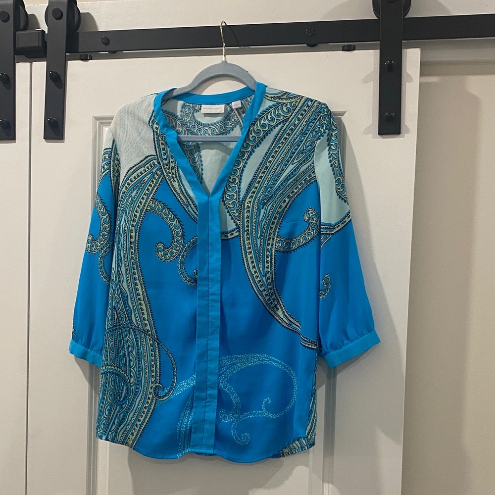 Paisley woman’s M Blue multicolor Paisley Stretch v-neck button down Top